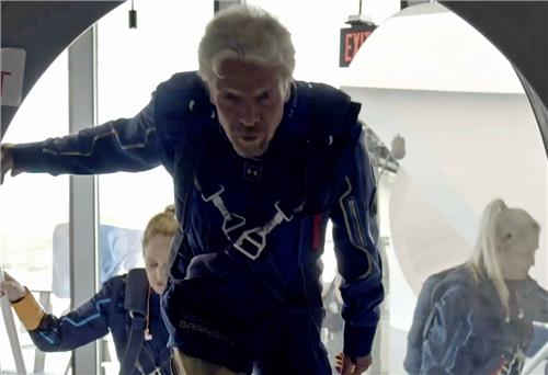 Tàu chở tỷ phú Anh Richard Branson bay vào vũ trụ