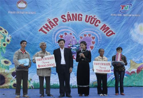 Thêm 4 hộ nghèo được “thắp sáng ước mơ”