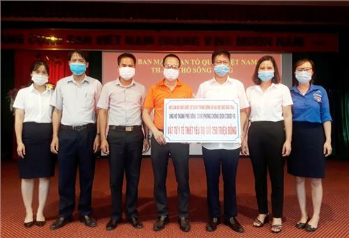 T.P Sông Công tiếp nhận ủng hộ vật tư y tế chống dịch