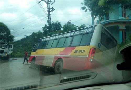 Tránh xe ngược chiều, xe bus mất lái lao xuống mương