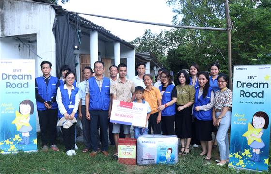 Trao gần 97 triệu đồng cho em Đồng Phương Linh