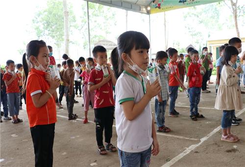Hỗ trợ miễn phí sữa cho gần 300 học sinh tiểu học