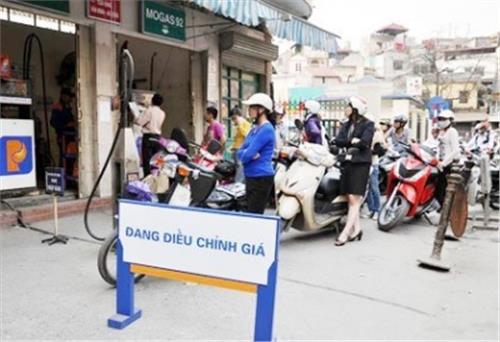 Xăng tăng gần 200 đồng/lít, dầu madut giảm 113 đồng/kg