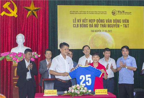 Lần đầu tiên ký kết hợp đồng với vận động viên bóng đá nữ