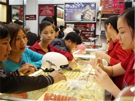 Giá vàng SJC hiện đang cao hơn thế giới 4,9 triệu đồng