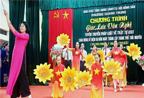 Giao lưu văn nghệ kết hợp tuyên truyền an toàn giao thông 