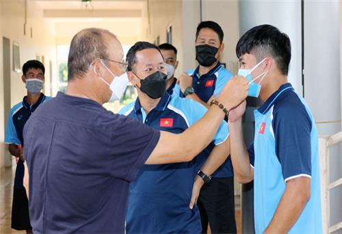 Bóng đá Việt Nam: “Đóng băng” vì COVID-19