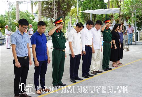 Đoàn đại biểu tỉnh Thái Nguyên viếng Nghĩa trang liệt sĩ Quốc gia Vị Xuyên