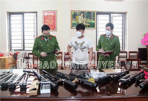Bắt đối tượng buôn bán hàng nghìn linh, phụ kiện súng các loại