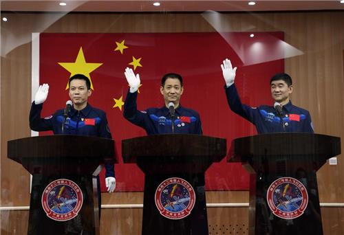 Trung Quốc đưa đội phi hành gia đầu tiên lên mô-đun trạm vũ trụ mới