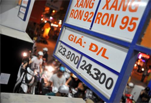 Xăng tăng giá lên 24.580 đồng một lít