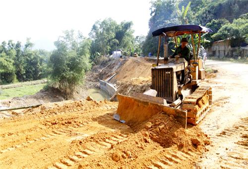 Khẩn trương xây dựng kè chống sạt lở đường