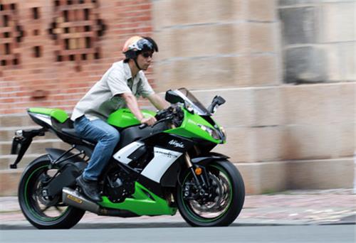 Huyền thoại Ninja ZX-10R 2010 trên phố Sài Gòn