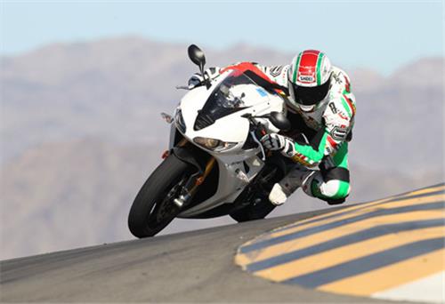 Cỗ máy đường đua Triump Daytona 675R 2011
