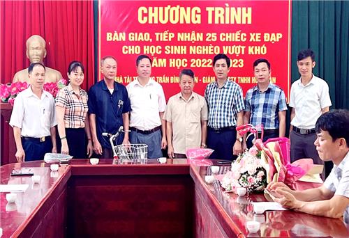 Tiếp nhận xe đạp tặng học sinh nghèo vượt khó