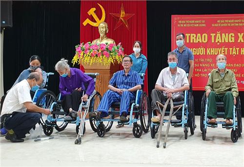 Trao tặng 21 xe lăn cho người khuyết tật 