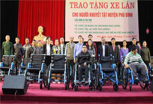 Trao tặng xe lăn cho người khuyết tật