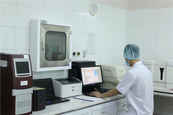 Thiết bị, vật tư y tế:  Đủ số lượng, giá bình ổn