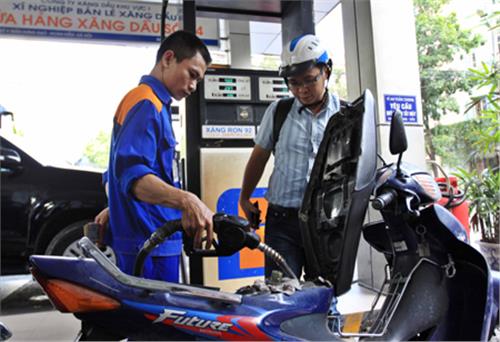 Xăng giảm giá mạnh 670 đồng/lít
