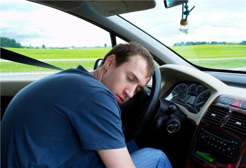 Những điều tài xế cần biết để chống lại cơn buồn ngủ khi đang lái xe