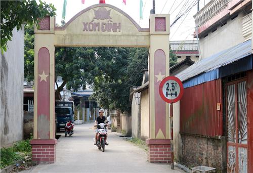 Xóm Đình, một ngày tháng Tám