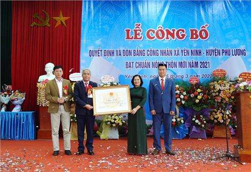 Xã Yên Ninh đón Bằng công nhận đạt chuẩn nông thôn mới