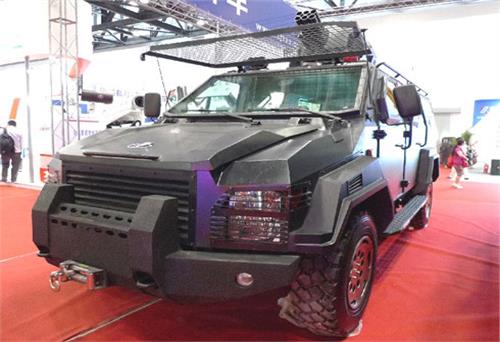 Bộ đôi xe chống đạn độ từ Ford F550