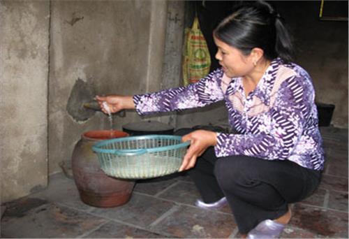 Hũ gạo tiết kiệm giúp đỡ hội viên nghèo