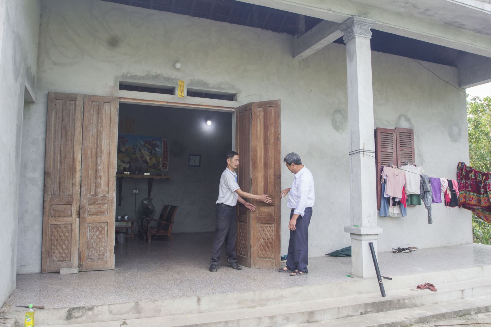  Năm 2020, gia đình anh Hoàng Văn Hội (bên trái) ở xóm Phương Bá được hỗ trợ 50 triệu đồng xóa nhà dột nát và đã thoát nghèo.
