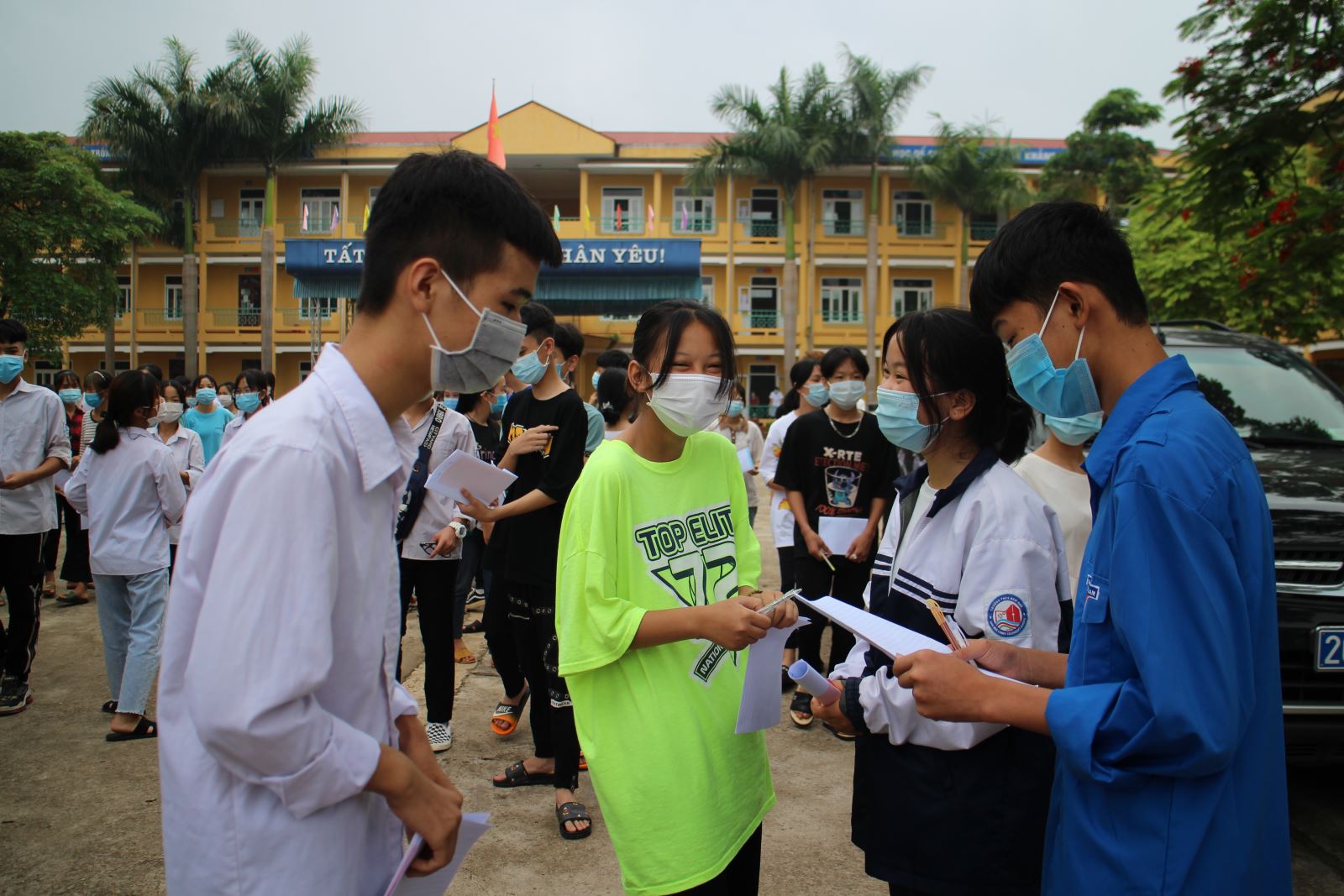  Học sinh nhận kết quả kiểm tra, đánh giá năng lực khi xét tuyển vào Trường THCS Chu Văn An.