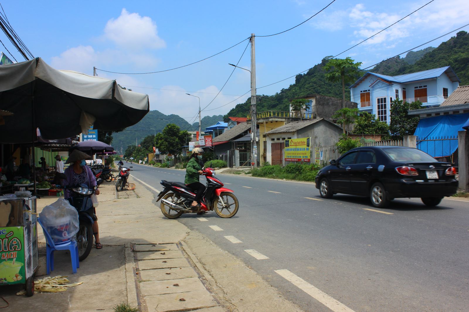  Người tham gia giao thông trên đường Hồ Chí Minh đoạn qua xã Tân Dương thường điều khiển xe với tốc độ cao, trong khi nhiều đường ngang, hàng quán lấn chiếm vỉa hè là nguyên nhân chính dẫn đến các vụ tai nạn.