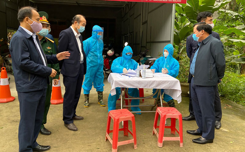  Đoàn kiểm tra của tỉnh kiểm tra công tác phòng dịch tại chốt kiểm tra liên ngành của tỉnh tại xã Yên Lãng (Đại Từ).