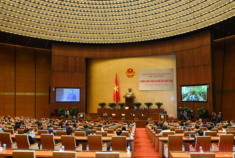  Quang cảnh phiên chất vấn và trả lời chất vấn tại Phiên họp thứ 9 Ủy ban Thường vụ Quốc hội.