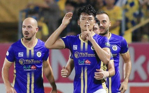   Màn ăn mừng của Thành Chung (số 16) khi ghi bàn giúp Hà Nội FC thắng Sông Lam Nghệ An 2-1. Ảnh: Lâm Thỏa