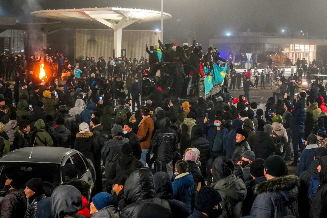  Biểu tình tại Kazakhstan có xu hướng leo thang bạo lực trong vài ngày gần đây. Ảnh: AFP
