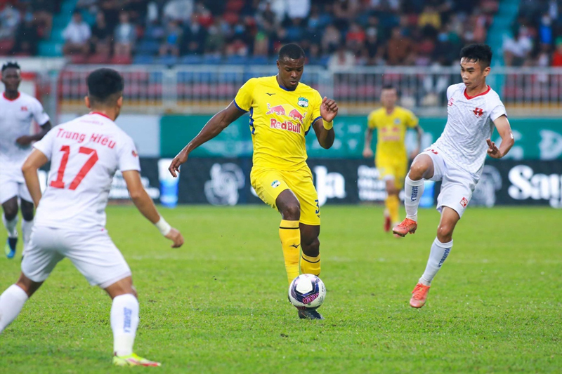 Hoàng Anh Gia Lai (áo vàng) hòa Hải Phòng FC 1-1.