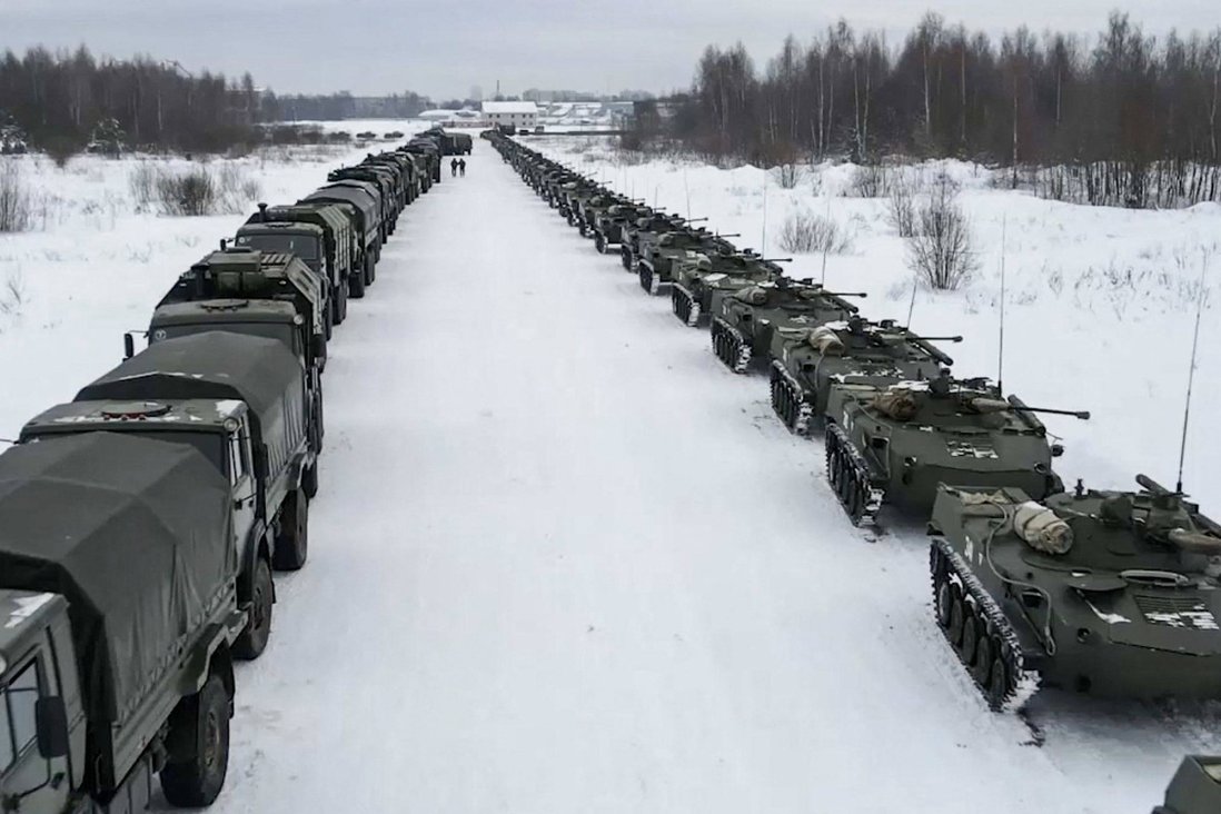  Xe quân sự của Nga đậu tại sân bay Ivanovo (Nga) chờ lên máy bay vận chuyển sang Kazakhstan ngày 6-1. Ảnh: AFP