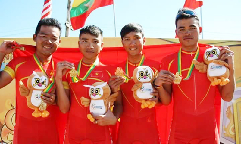  Tay đua xe đạp đường trường Trịnh Đức Tâm (ngoài cùng bên phải) từng giành 1 Huy chương vàng, 3 Huy chương đồng tại các kỳ SEA Games.