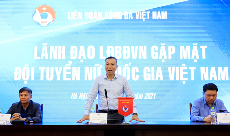   Phó Chủ tịch Thường trực VFF Trần Quốc Tuấn gặp mặt, giao nhiệm vụ cho đội tuyển nữ quốc gia.