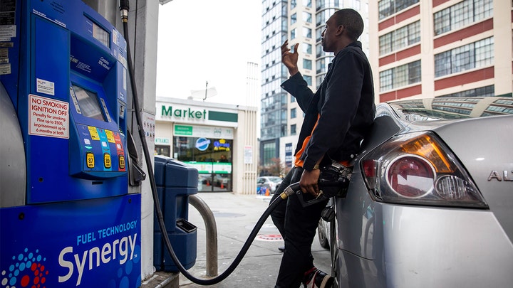  Người tiêu dùng Mỹ đang đối diện với khó khăn chi tiêu khi giá xăng dầu tăng cao. Ảnh: Getty Images