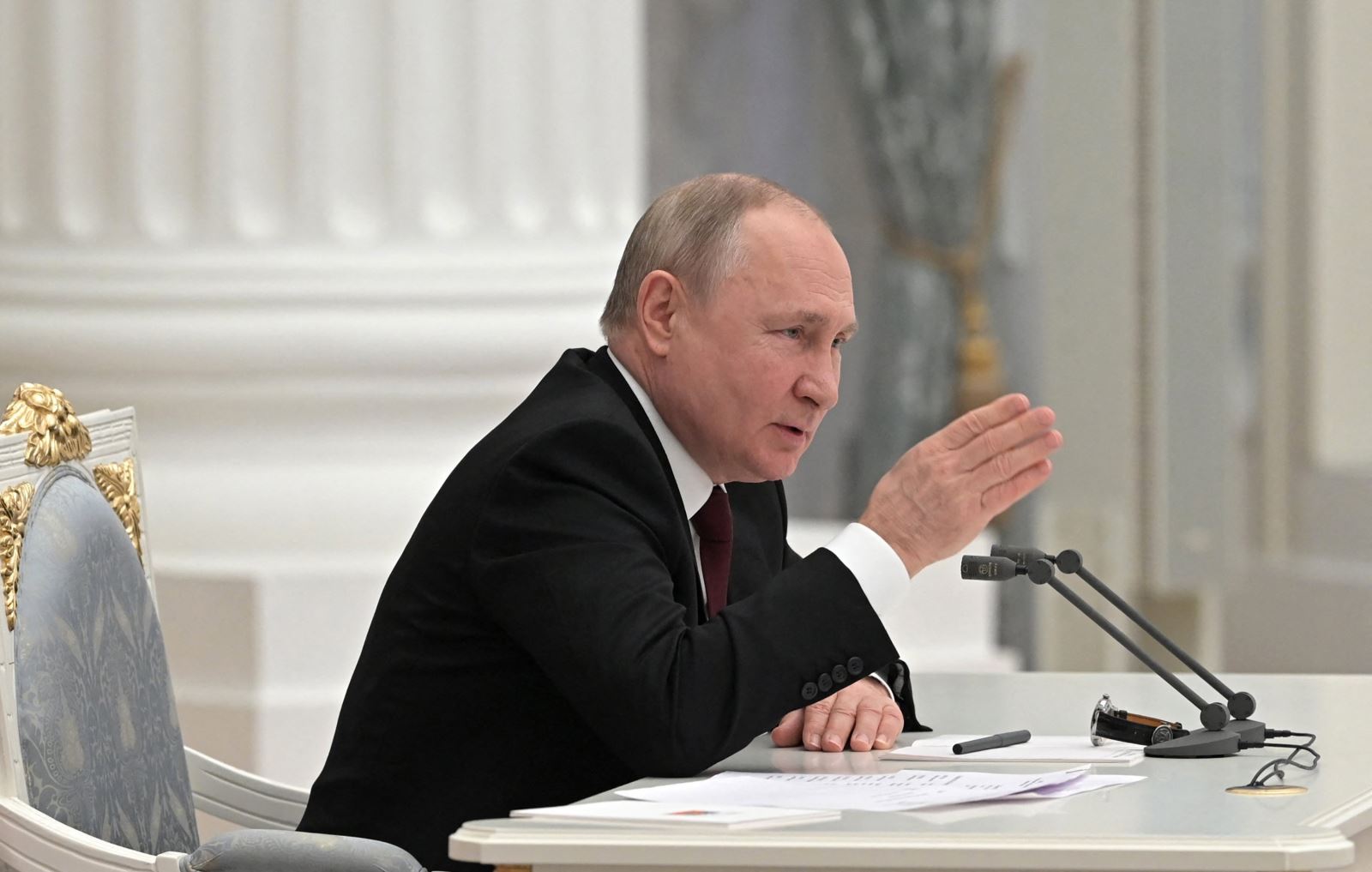  Tổng thống Nga Vladimir Putin chủ trì cuộc họp khẩn với Hội đồng An ninh tại Moskva, ngày 21/2/2022. Ảnh: AFP/TTXVN