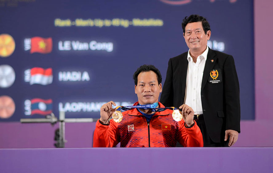  Lực sĩ Lê Văn Công nhận Huy chương vàng ASEAN Para Games 2022.