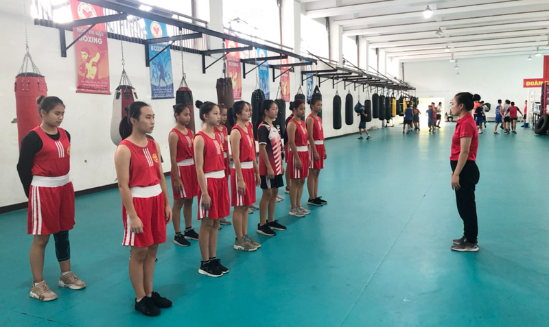  Các VĐV boxing nữ Hà Nội vừa được tuyển chọn trong hè 2022 trước một buổi tập. Ảnh: Nguyễn Cường