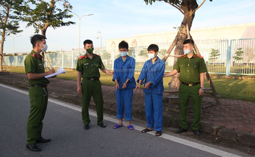  Cơ quan Cảnh sát điều tra Công an thị xã Phổ Yên tiến hành xác định hiện trường một vụ cướp giật tài sản.