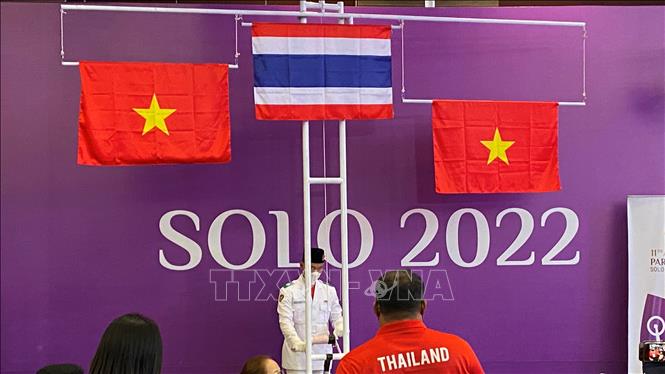  Cờ Việt Nam được kéo lên trong lễ trao huy chương nội dung cử tạ hạng cân 59 kg. Ảnh Hữu Chiến/PV TTXVN tại Indonesia