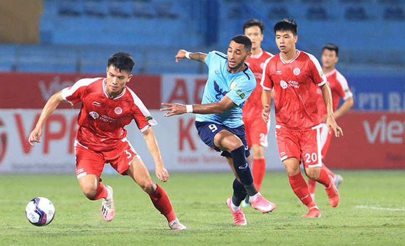 Pha tranh bóng giữa các cầu thủ Viettel FC (áo đỏ) và Hồng Lĩnh Hà Tĩnh.