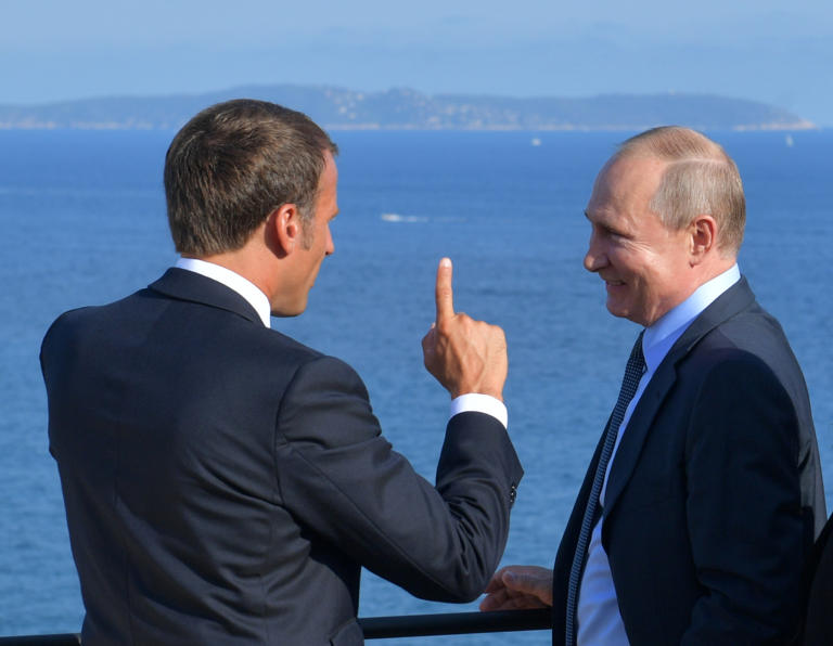  Tổng thống Pháp Emmanuel Macron trao đổi cùng người đồng cấp Nga Vladimir Putin tại miền Nam nước Pháp tháng 8-2019. Ảnh: AP