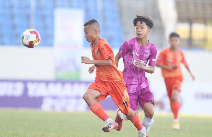   Vòng chung kết Giải bóng đá U13 toàn quốc năm 2022 diễn ra với các trận tranh tài sôi nổi trên sân Hòa Xuân (thành phố Đà Nẵng).