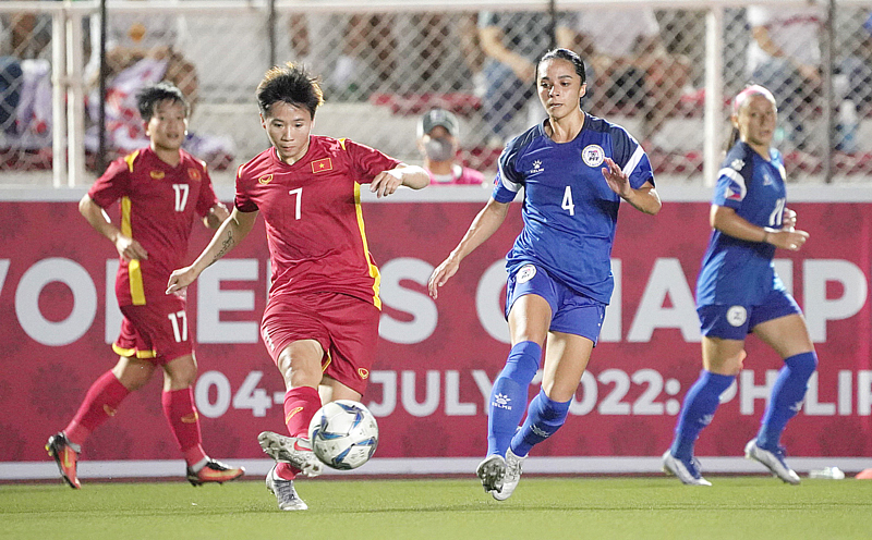  Trận đấu giữa đội tuyển bóng đá nữ Việt Nam (áo đỏ) và Philippines tại Giải Bóng đá nữ vô địch Đông Nam Á (AFF Cup nữ) 2022. Ảnh: Nhật Đoàn