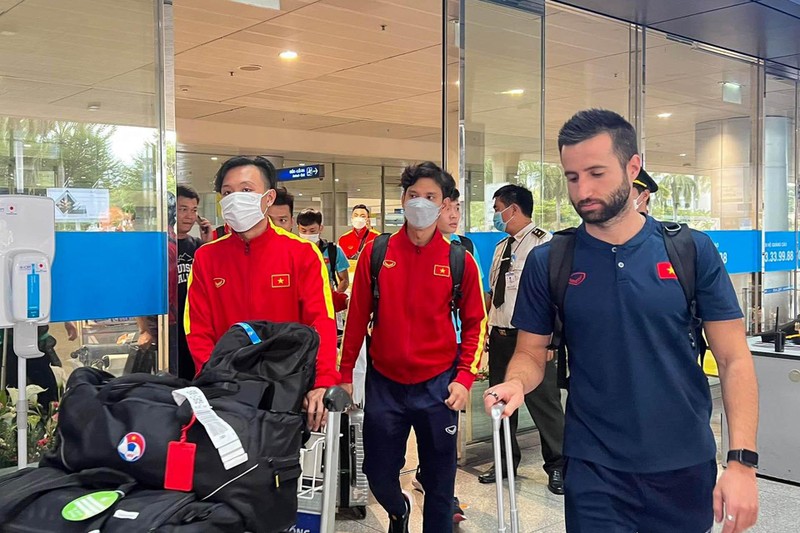  Các thành viên đội tuyển futsal Việt Nam có mặt tại sân bay Tân Sơn Nhất. (Ảnh: VFF)